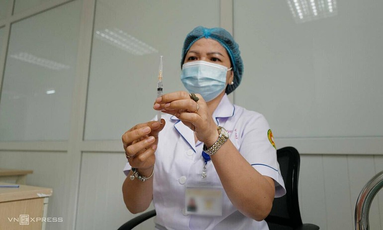 Chuẩn bị tiêm thử nghiệm giai đoạn vắc-xin Nanocovax tại Học viện Quân y ngày 11-6 - Ảnh: Ngọc Thành