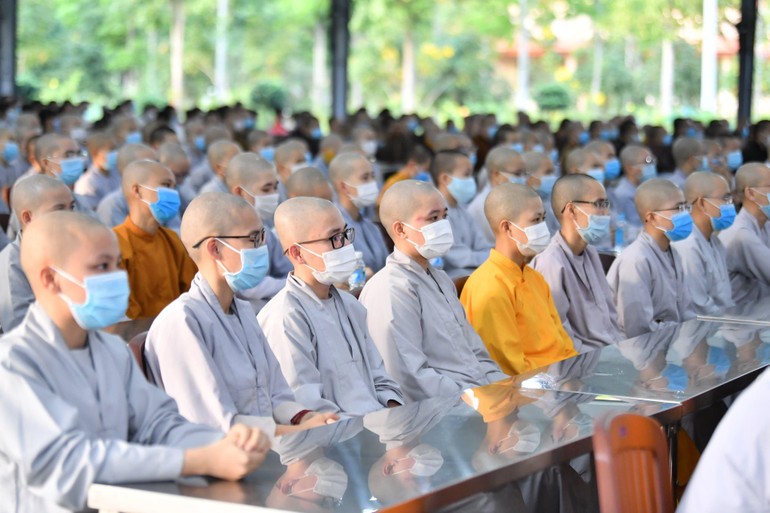 Ni sinh viên Học viện Phật giáo VN tại TP.HCM nội trú trong một hoạt động ngoại khóa trước lúc thực hiện giãn cách xã hội phòng, chống dịch Covid-19