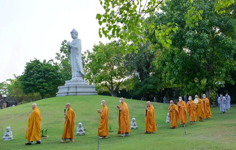 Buổi lễ được cử hành tại tôn tượng Đức Phật Di Đà trong khuôn viên chùa Huệ Nghiêm - Ảnh: Bảo Toàn