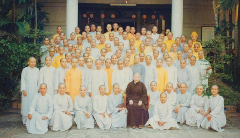 Ni trưởng Thích nữ Như Đức với chư Ni Trường Cao cấp Phật học VN tại TP.HCM (nay là Học viện Phật giáo VN tại TP.HCM)