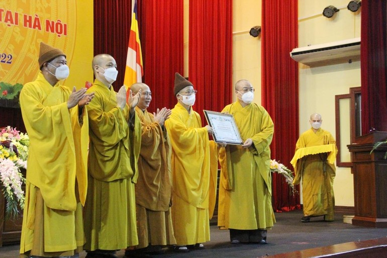 Trung ương Giáo hội tặng Bằng tuyên dương công đức đến Hội đồng Điều hành Học viện Phật giáo VN tại Hà Nội
