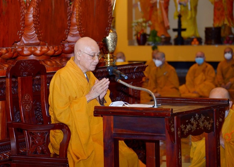 Hòa thượng Thích Minh Thông trùng tuyên giới bổn tại chánh điện Việt Nam Quốc Tự