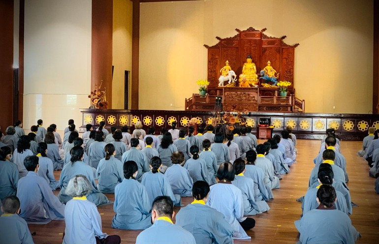 Buổi thuyết giảng được truyền hình trực tuyến từ giảng đường chùa Huê Nghiêm - TP.Thủ Đức - Ảnh: BGN