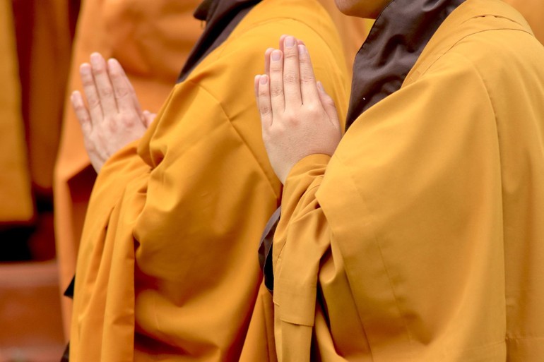 Đức Phật thường dạy về sự quán chiếu ngũ dục có vị ngọt, với đặc tính dính mắc và tiềm ẩn nhiều hiểm nguy, khổ lụy khó lường - Ảnh: Làng Mai