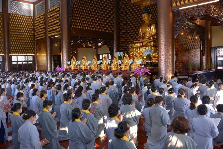Phật tử trang nghiêm tham dự khóa lễ tại chánh điện chùa Huê Nghiêm chiều rằm tháng Giêng năm Nhâm Dần (2022) - Ảnh: Bảo Toàn/BGN