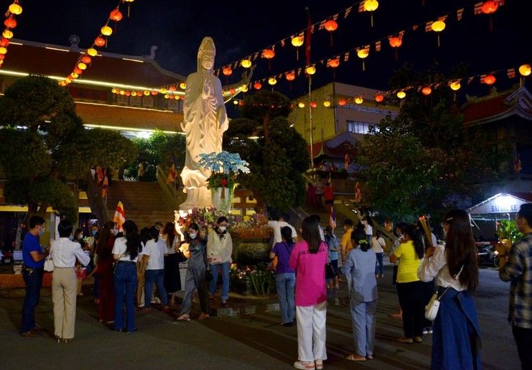 Nhiều người dân đến chùa lễ Phật cầu nguyện tối 14 và sáng rằm tháng Giêng năm Nhâm Dần - 2022 - Ảnh: Bảo Toàn/BGN