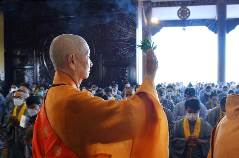 Trưởng lão Hòa thượng Thích Trí Quảng sái tịnh đàn tràng trong nghi thức khai đàn Pháp hội Dược Sư tại chùa Huê Nghiêm - TP.Thủ Đức sáng 19-2 - Ảnh: Bảo Toàn/BGN