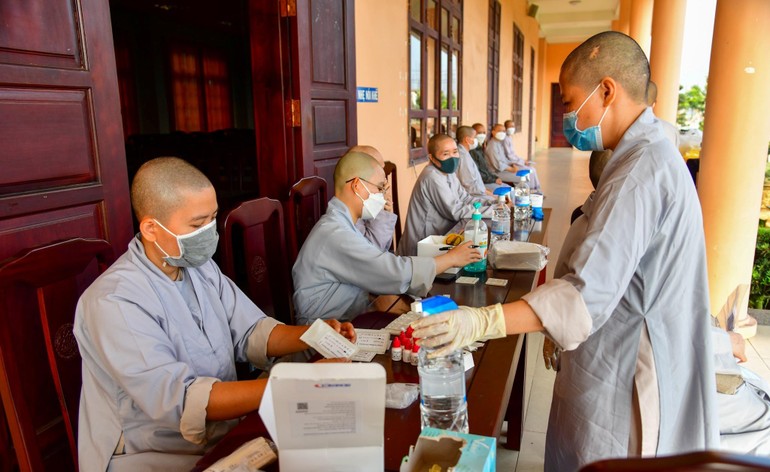 Ni sinh viên Học viện Phật giáo VN tại TP.HCM thực hiện các biện pháp y tế nhằm phòng dịch Covid-19 - Ảnh: Bảo Toàn