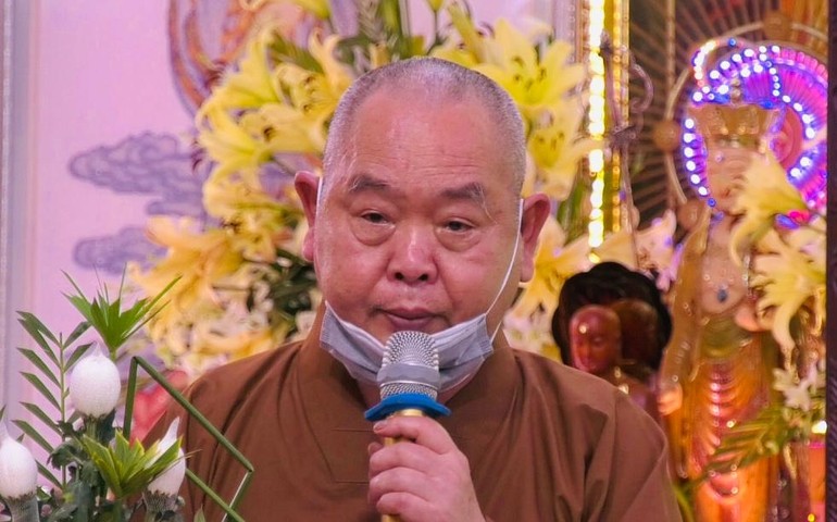 Thượng tọa Thích Huệ Công, Trưởng ban Trị sự Phật giáo quận 8 phát biểu khai mạc