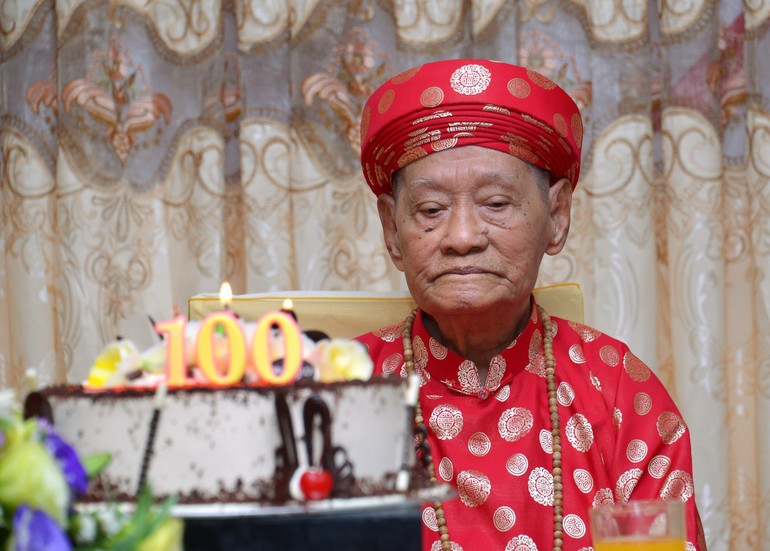 Cư sĩ Tống Hồ Cầm trong dịp lễ mừng thượng thọ 100 tuổi - Ảnh: Bảo Toàn/Báo Giác Ngộ