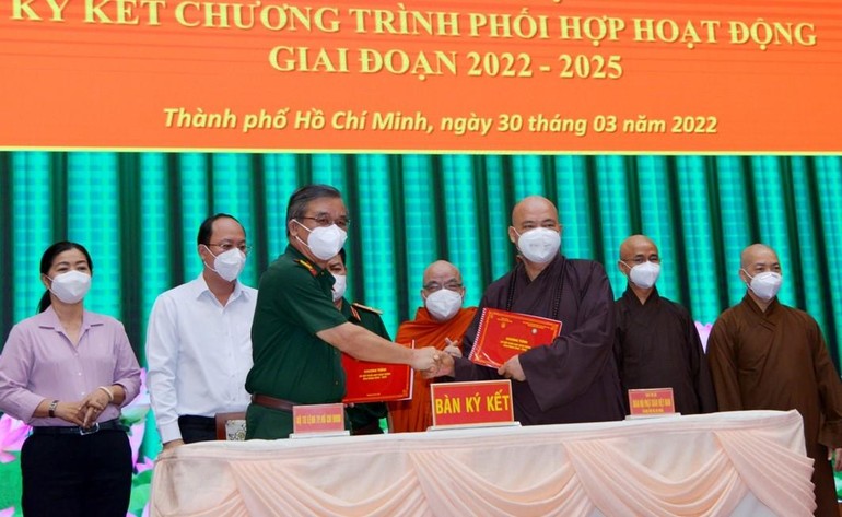 Thượng tọa Thích Thanh Phong đại diện Ban Trị sự GHPGVN TP.HCM ký kết với lãnh đạo Bộ Tư lệnh TP.HCM
