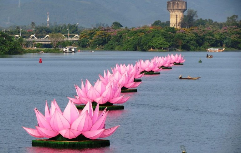 Bảy đóa sen khổng lồ trên sông Hương - dấu hiệu của mùa Phật đản ở cố đô Huế