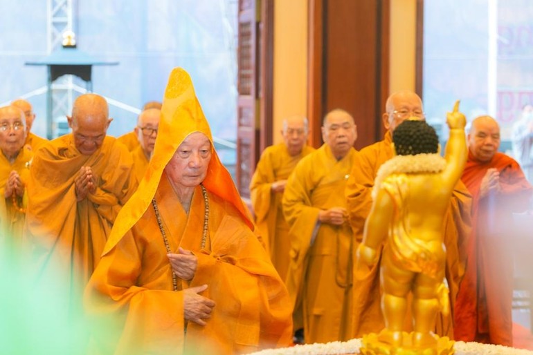 Trưởng lão Hòa thượng Thích Trí Quảng và chư vị giáo phẩm lãnh đạo Giáo hội trong lễ Tắm Phật - Đại lễ Phật đản PL.2565 tại Việt Nam Quốc Tự - Ảnh: Phùng Anh Quốc