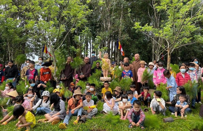 Quý Thầy chùa Liên Hoa (Kiến Đức, Đắk Nông) hướng dẫn các em thiếu nhi ở địa phương trồng cây xanh mừng Phật đản 