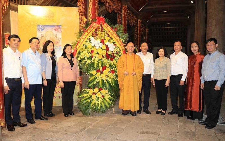 Bí thư Trung ương Đảng, Trưởng ban Dân vận Trung ương Bùi Thị Minh Hoài thăm, chúc mừng nhân dịp Đại lễ Phật đản tại chùa Phật Tích, huyện Tiên Du, tỉnh Bắc Ninh