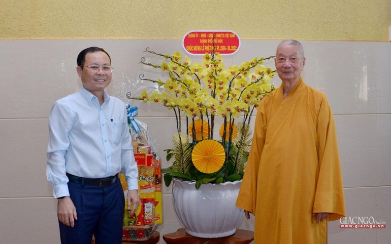 Bí thư Thành ủy TP.Thủ Đức Nguyễn Văn Hiếu chúc mừng Phật đản đến Trưởng lão Hòa thượng Quyền Pháp chủ GHPGVN tại chùa Huê Nghiêm