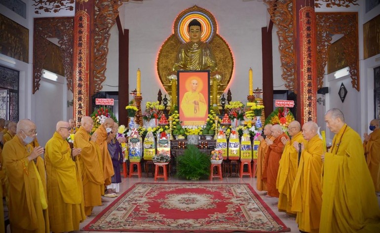 Chư tôn giáo phẩm thành kính đảnh lễ Bồ-tát Thích Quảng Đức, tại thiền viện Quảng Đức, quận 3, TP.HCM