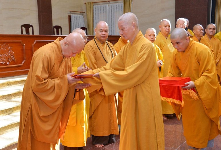 Trưởng lão Hòa thượng Thích Trí Quảng trao quyết định đến Hòa thượng Thích Lệ Trang, Trưởng ban Trị sự GHPGVN TP.HCM nhiệm kỳ 2022-2027