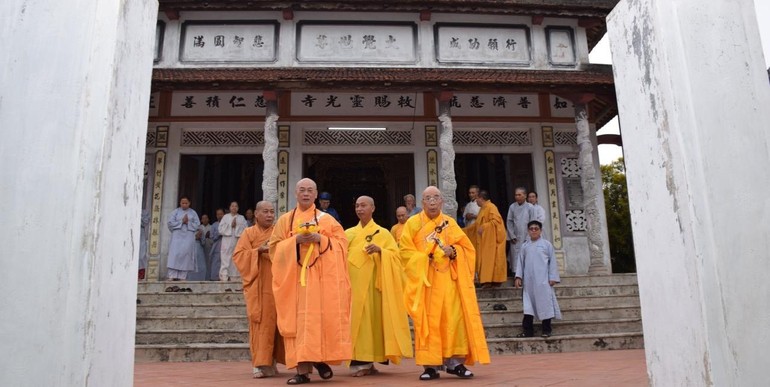 Chư tôn giáo phẩm và Tăng Ni, Phật tử tham dự lễ động thổ chính thức trùng tu tổ đình Linh Quang tại làng Trung Kiên (tỉnh Quảng Trị)