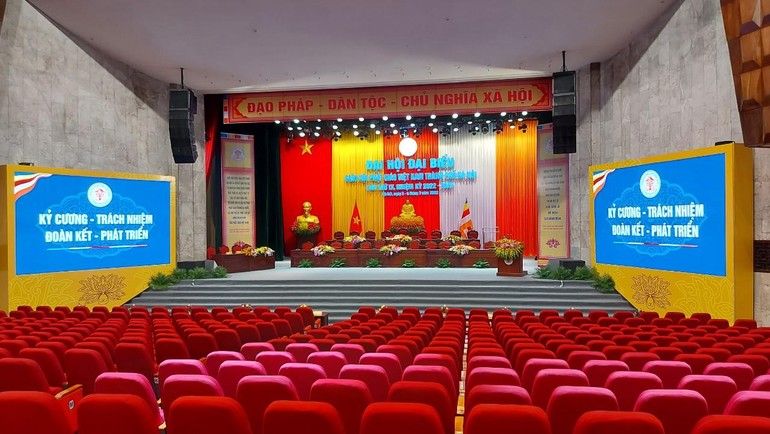 Trang trí hội trường tại Cung Văn hóa Hữu nghị Việt - Xô cho Đại hội đại biểu Phật giáo TP.Hà Nội lần thứ IX - Ảnh: Phúc Thịnh/BGN