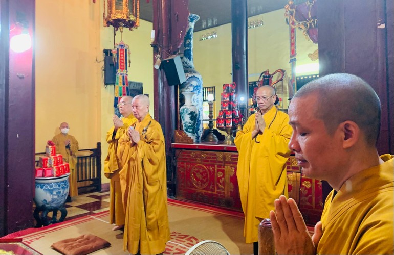 Trưởng lão Hoà thượng Thích Trí Quảng lễ Phật tại chánh điện chùa Quán Sứ sáng 6-7-2022
