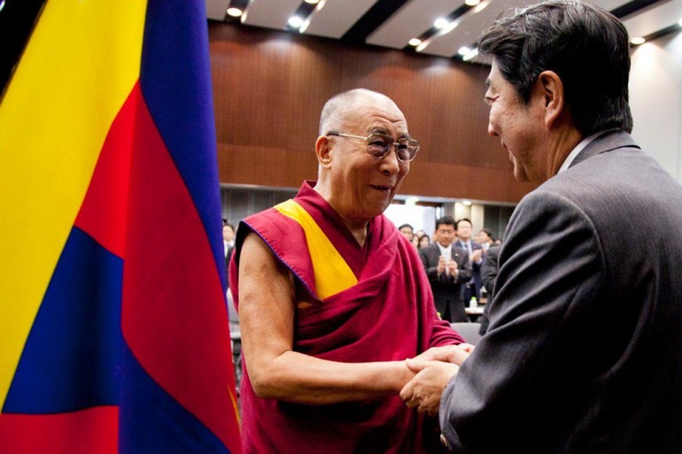 Đức Dalai Lama và ông Abe Shinzō lúc đương nhiệm Thủ tướng Nhật Bản