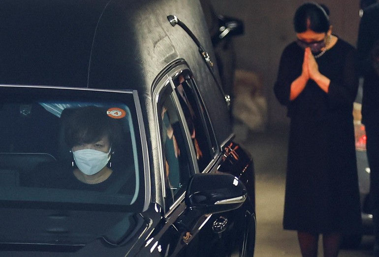 Bà Akie Abe, phu nhân ông Abe, ngồi trong xe chở linh cữu của chồng là cựu Thủ tướng Abe rời dinh thự cá nhân đến chùa Tăng Thượng (Tăng Thượng tự, Jojoji)
