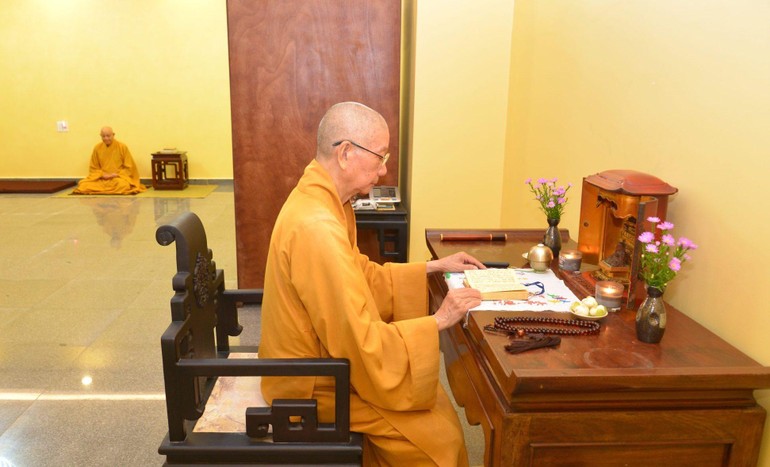 Trưởng lão Hòa thượng Thích Trí Quảng trong khóa huân tu tại Việt Nam Quốc Tự năm 2017 - Ảnh: Bảo Toàn/BGN