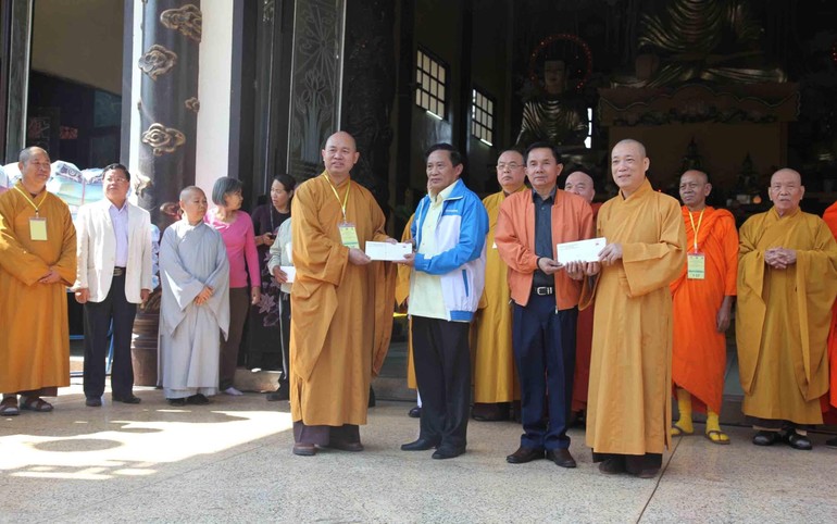 Chư vị giáo phẩm lãnh đạo Trung ương GHPGVN trong một lần thăm và chia sẻ với nhân dân nước bạn Lào