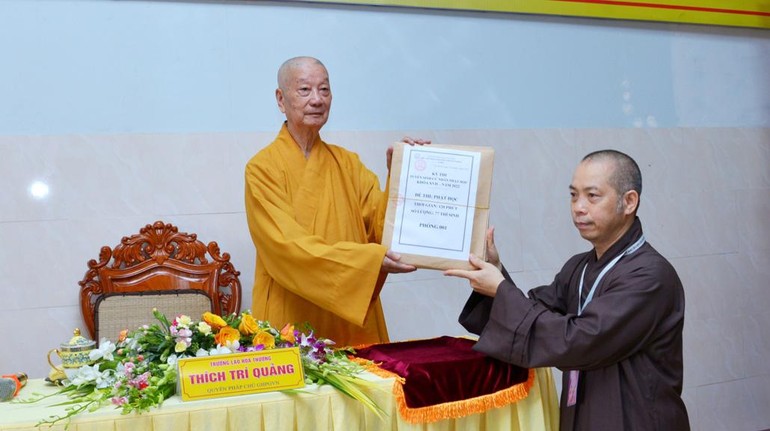 Trưởng lão Hòa thượng Viện trưởng trao bộ đề thi được niêm phong đến đại diện Hội đồng Tuyển sinh năm 2022 của Học viện Phật giáo VN tại TP.HCM