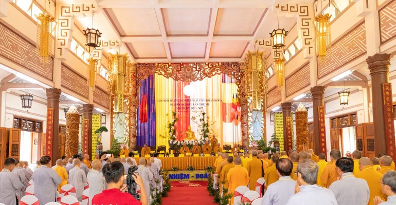 Quang cảnh phiên trù bị tại chánh điện chùa Long Sơn - TP.Nha Trang