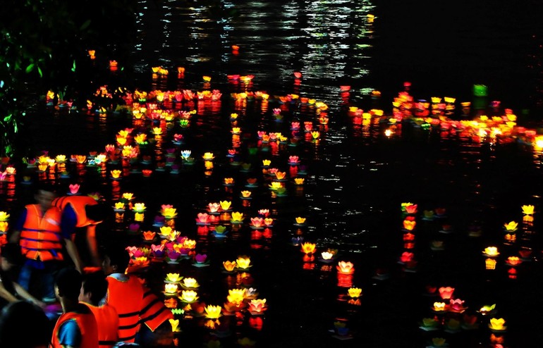 Thả hoa đăng trên sông Sài Gòn đoạn trước chùa Diệu Pháp (2014) - Ảnh: Zing