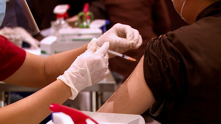 Tăng Ni sinh Học viện Phật giáo VN tại TP.HCM được tiêm vắc-xin theo quy định