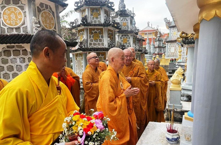 Trưởng lão Hòa thượng Thích Trí Quảng lễ trước tháp Tổ tại tổ đình Thiên Thai sáng 8-8-2022