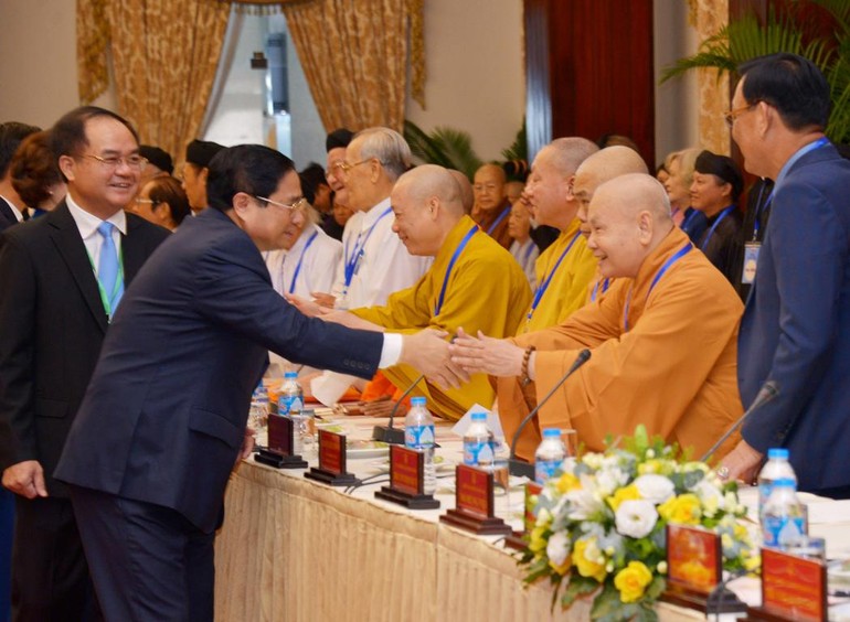 Thủ tướng Chính phủ chào Hòa thượng Thích Thiện Nhơn và chư tôn đức lãnh đạo GHPGVN
