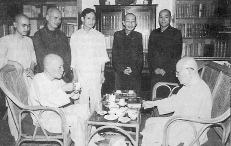Hòa thượng Thích Thiện Siêu (trái), cùng Hòa thượng Thích Minh Châu và chư vị Thượng tọa, thị giả thân cận tại thiền viện Vạn Hạnh - TP.HCM