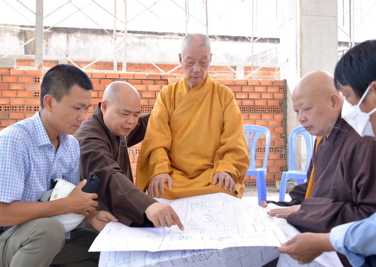 Chư tôn đức báo cáo với Trưởng lão Hòa thượng tại nơi công trình đang trùng tu chùa Phổ Quang (Q.Tân Bình) - một trong ba cơ sở tự viện được quyết nghị là vĩnh viễn do GHPGVN quản lý, không bổ nhiệm trụ trì - Ảnh: Bảo Toàn