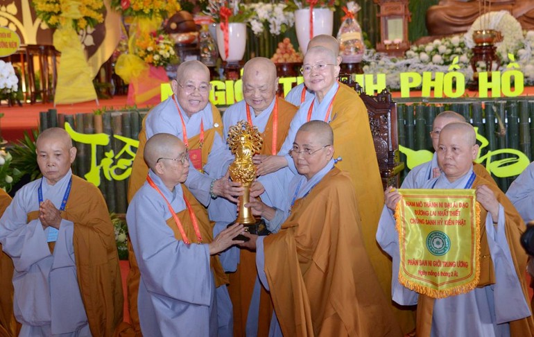 Ban Tổ chức trao biểu tượng đăng cai Đại lễ tưởng niệm đến đơn vị Phân ban Ni giới tỉnh Bình Phước