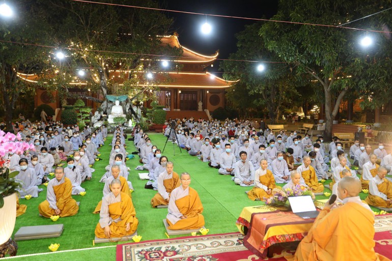 Ni sư Thích nữ Hương Nhũ thuyết pháp, hướng dẫn Phật tử tụng kinh A Di Đà tại chùa Thiên Quang (tỉnh Bình Dương)