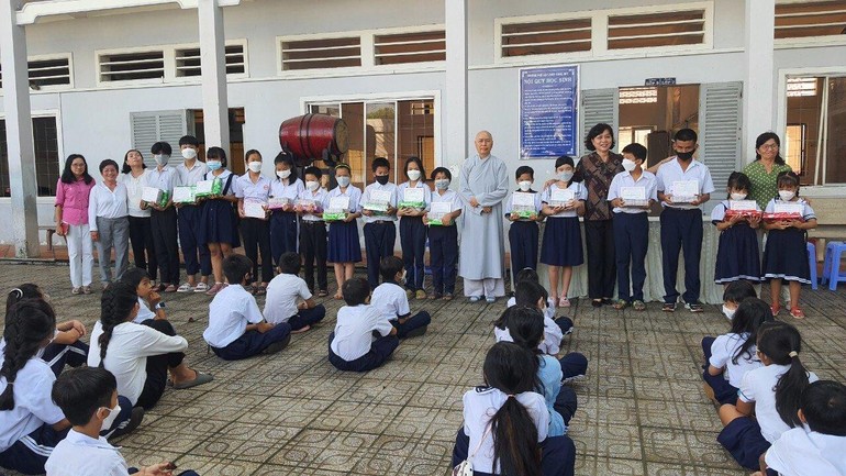 Ni trưởng Thích nữ Mỹ Thuận trao phần thưởng cho học sinh