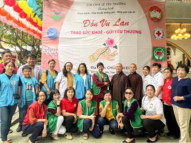 Đoàn thiện nguyện tổ chức khám, tặng thuốc cho Tăng Ni và Phật tử
