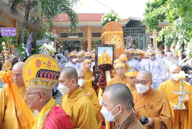 Đông đảo Tăng Ni, Phật tử phụng tống kim quan Hòa thượng trà-tỳ