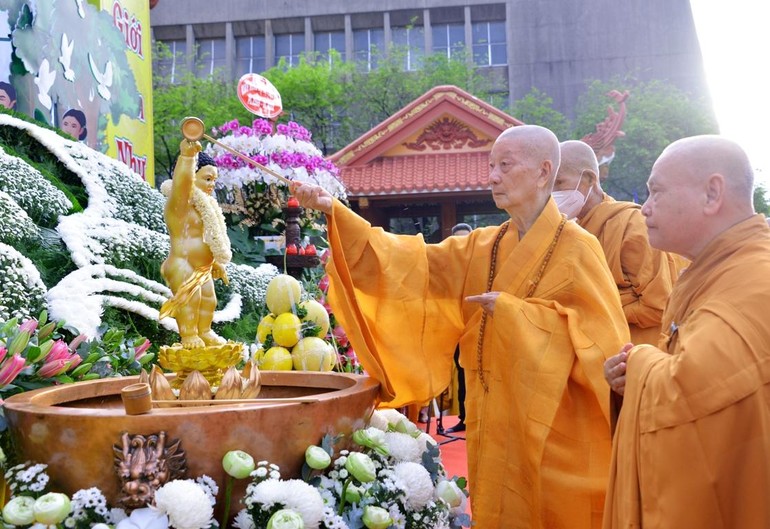 Lễ Tắm Phật là nghi thức truyền thống thiêng liêng, mở đầu cho chuỗi các hoạt động của tuần Đại lễ Phật đản PL.2566