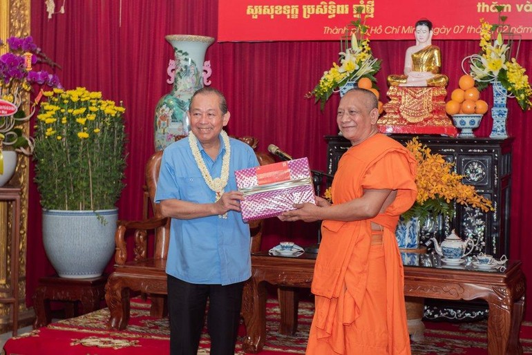 Phó Thủ tướng Thường trực Trương Hòa Bình (trái) thăm và tặng quà tại chùa Chantarangsay 