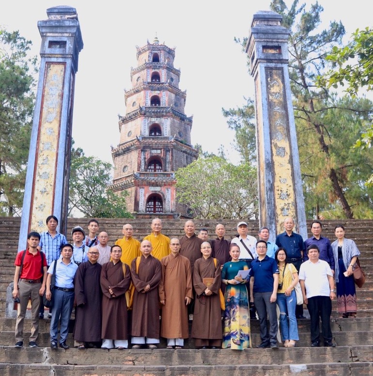 Đoàn chụp ảnh tại chùa Thiên Mụ (thành phố Huế) - Ảnh: vanhoaphatgiaovietnam.net 