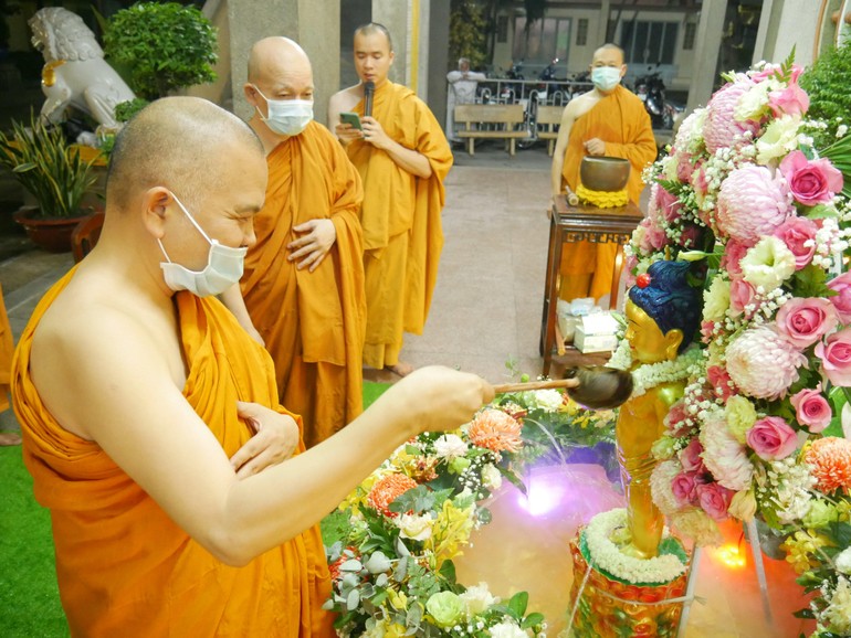 Chư tôn đức cử hành lễ Tắm Phật