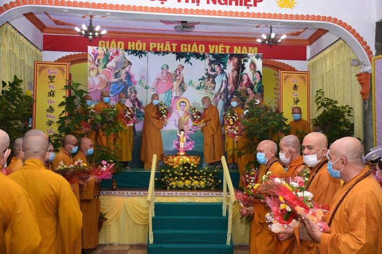 Chư tôn đức dâng hoa Kính mừng Phật đản tại tổ đình Vạn Thọ - Ảnh: Đồng Phước