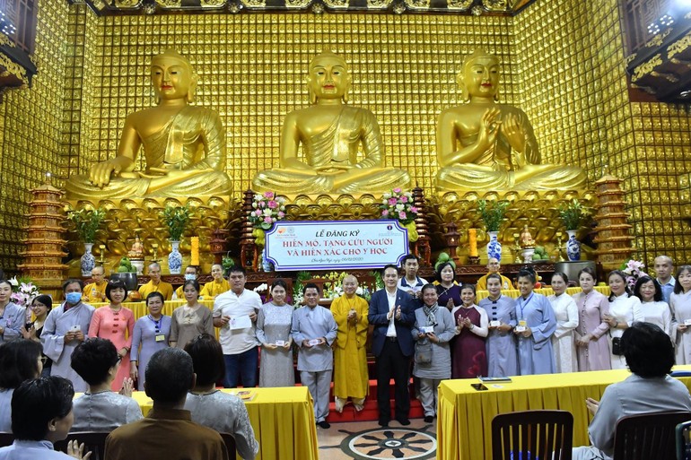 Đăng ký hiến mô tạng và hiến xác sau khi mất tại chùa Giác Ngộ, một trong những hoạt động từ thiện của Phật giáo quận 10 - Ảnh: Ngộ Trí Thuận