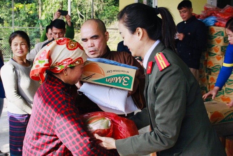 Chùa Đức Hậu trao 300 phần quà cho hộ nghèo, gia đình khó khăn tại xã Bảo Nam (Kỳ Sơn) 