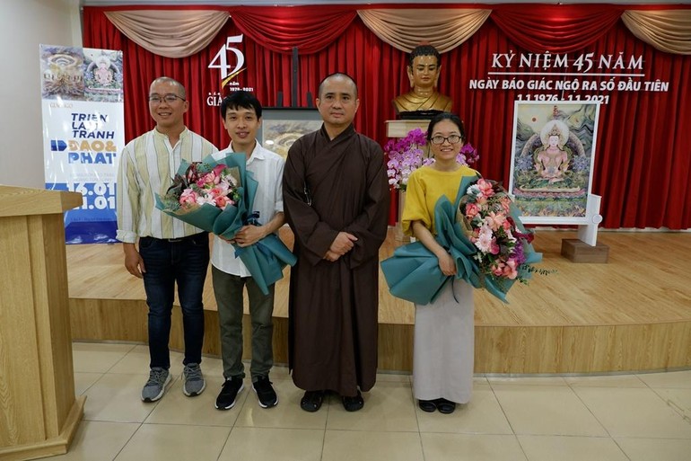 Đại diện Báo Giác Ngộ tặng hoa chúc mừng khai mạc triển lãm “Đạo và Phật” - Ảnh: Giao Hảo